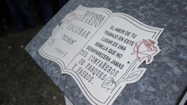 La placa con la leyenda para recordar a Escobar. (Rosario3.com)