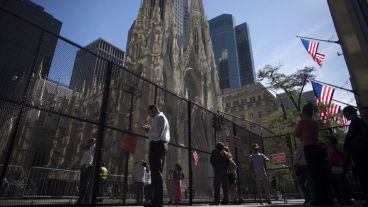 La catedral de San Patricio en Nueva York fue vallada para que pueda dar la santa misa. (EFE)