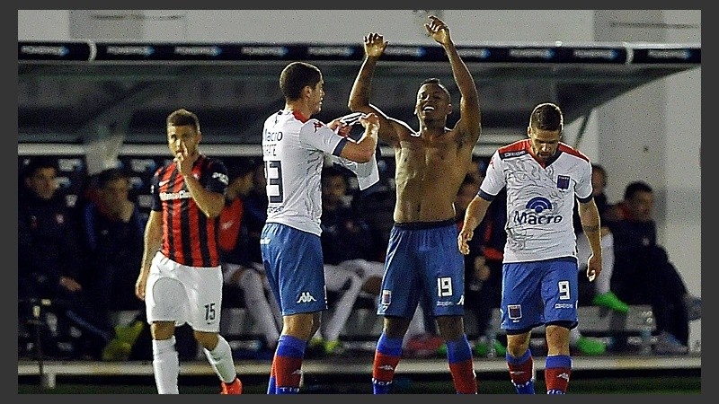 El Santo dejó dos puntos importantes en Victoria.