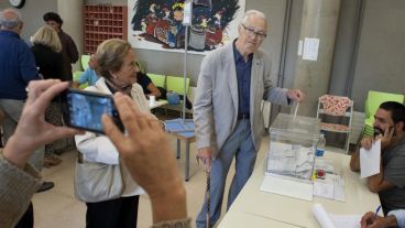 Los catalanes votan este domingo para dar un paso más en su separación con España. (EFE)