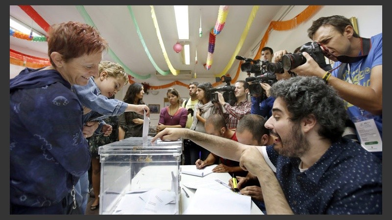 Más de 5 millones y medio de catalanes votan para decidir un nuevo Parlamento regional. (EFE)
