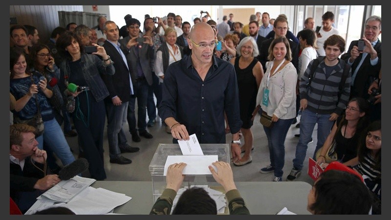 El cabeza de lista de Junts pel Sí, Raül Romeva, deposita su voto para las elecciones catalanas en la urna en su colegio de Barcelona (EFE)