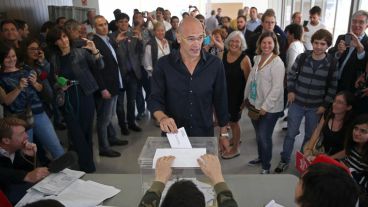 El cabeza de lista de Junts pel Sí, Raül Romeva, deposita su voto para las elecciones catalanas en la urna en su colegio de Barcelona (EFE)