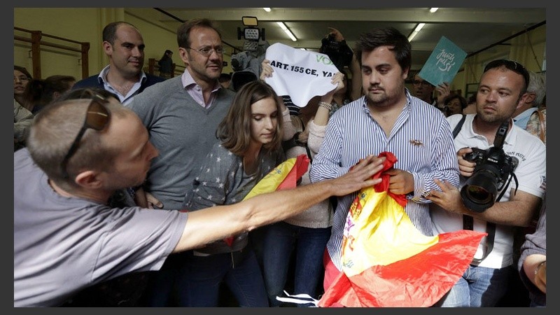 Incidente con un hombre que fue a votar con una bandera de España en Barcelona. (EFE)