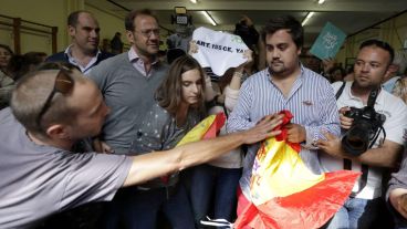 Incidente con un hombre que fue a votar con una bandera de España en Barcelona. (EFE)