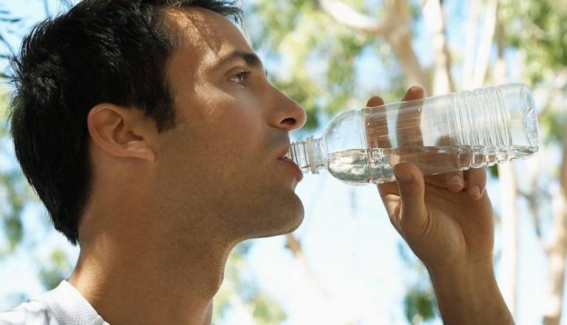 hombre bebe agua