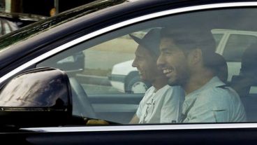 Conduciendo a Messi: así llegó Leo, con Luis Suárez al volante, a la Ciutat Esportiva.