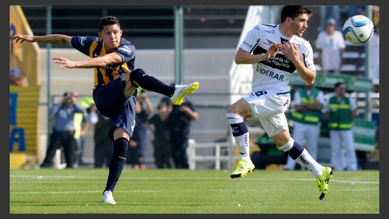 Salazar despeja en el primer tiempo, cuando la visita llegaba.