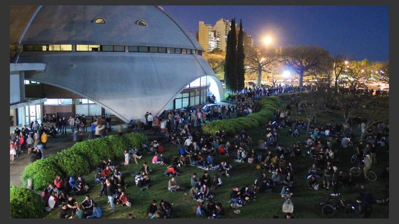 El Planetario de Rosario recibió a una multitud para ver el eclipse de Luna. (Rosario3.com)