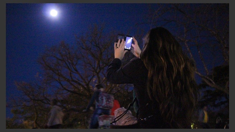 Celulares y cámaras en mano. La Luna se llevó todo el protagonismo. (Rosario3.com)