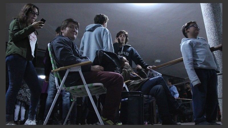 Algunos se llevaron reposeras para aguantar la larga fila. (Rosario3.com)