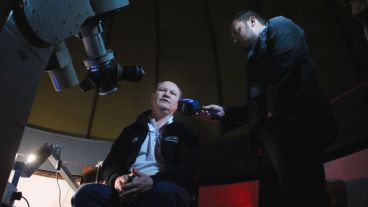 El periodista Pedro Levy entrevista a Hugo, uno de los técnicos del observatorio. (Rosario3.com)