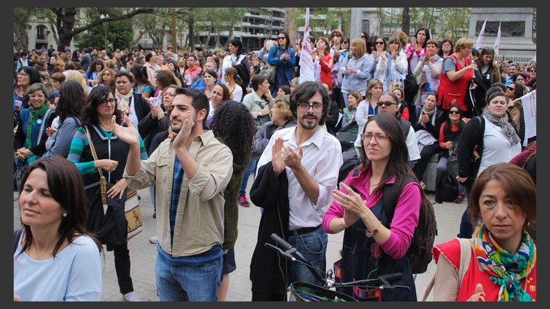 Buena convocatoria de trabajadores este lunes donde no hubo clases en las escuelas públicas. (Rosario3.com)