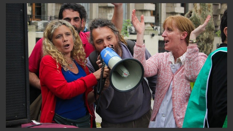 Hubo cánticos y mucho apoyo en defender los derechos de los trabajdores. (Rosario3.com)