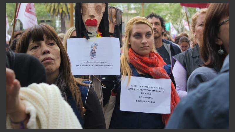 Docentes de diferentes instituciones se hicieron presente en el acto. (Rosario3.com)