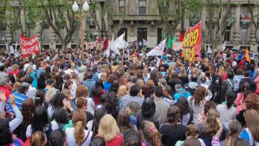 Este lunes al mediodía, los docentes de Amsafé y trabajadores de gremios como Siprus y ATE reclamaron en plaza San Martín. (Rosario3.com)
