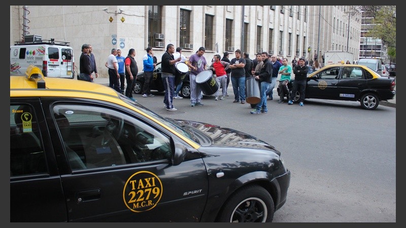 Taxistas se manifestaron frente a Tribunales.