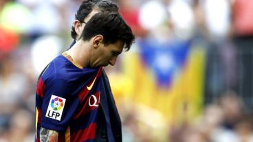 Leo se retira del Camp Nou caminando. Pero no podrá jugar varias semanas.