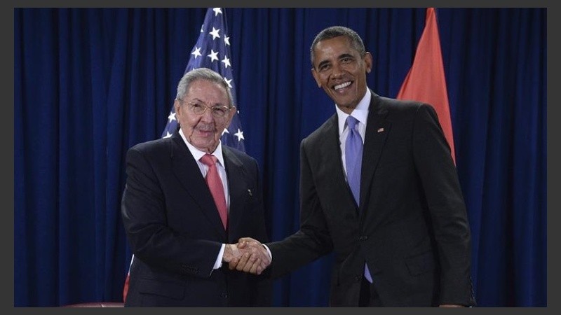 Nuevo apretón de mano entre Raúl y Obama. 