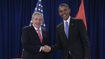 Nuevo apretón de mano entre Raúl y Obama.