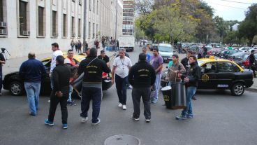 Taxistas se manifestaron este lunes en Tribunales.