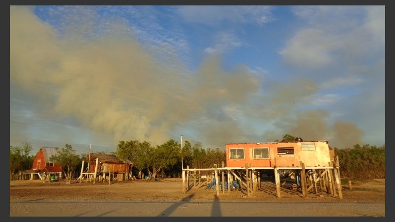 El humo se divisaba este martes, incluso desde Rosario.