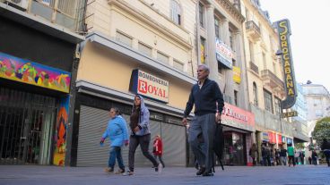 Las primeras horas de la mañana arrancó con poco movimiento en peatonal Córdoba. (Rosario3.com)