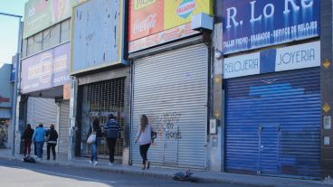 Por calle San Luis también se respetó el feriado comercial . (Rosario3.com)
