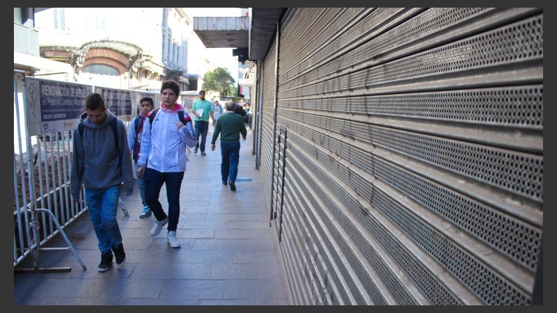 Persianas bajas en los negocios céntricos. (Rosario3.com)