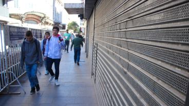 Persianas bajas en los negocios céntricos. (Rosario3.com)