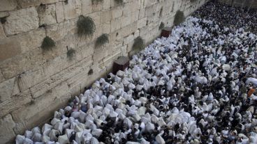 Miles de judíos celebran la fiesta del Sucot en Jerusalén. (EFE)