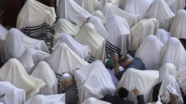 Judíos ultraortodoxos se cubren con sus talits en el lugar sagrado de Jerusalén. (EFE)