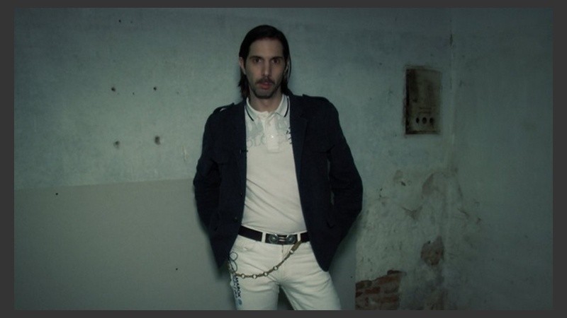 ¿Es o no es? Mientras se lo señala como protagonista de fotos hot, el posa al natural y con un fondo al tono. 