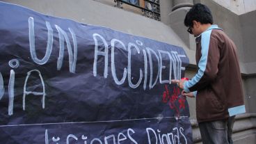 Los alumnos manifiestan sus descontento por las condiciones edilicias. (Alan Monzón/Rosario3.com)