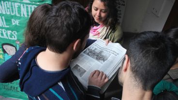Un grupo de chicos leen la noticia del accidente en el diario. (Alan Monzón/Rosario3.com)