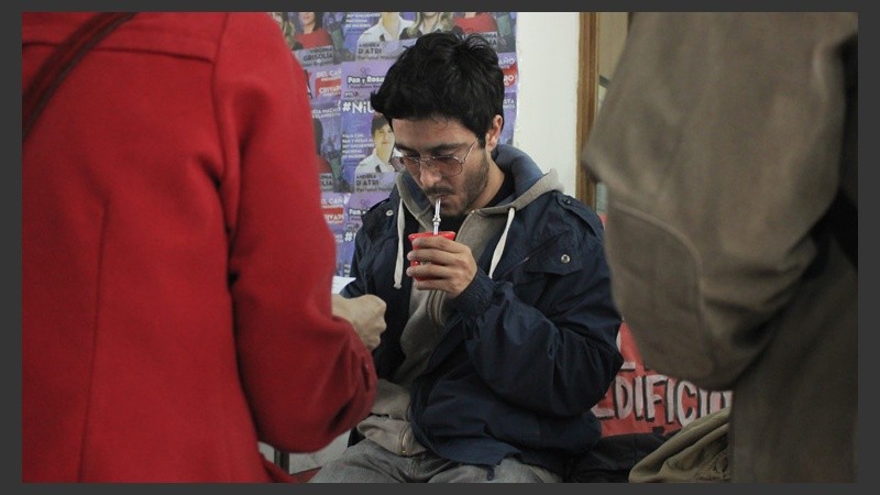 Un joven durante la toma con un mate en la mano. (Alan Monzón/Rosario3.com)