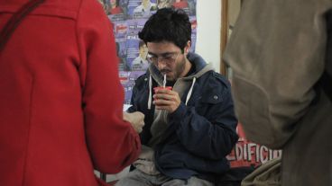 Un joven durante la toma con un mate en la mano. (Alan Monzón/Rosario3.com)