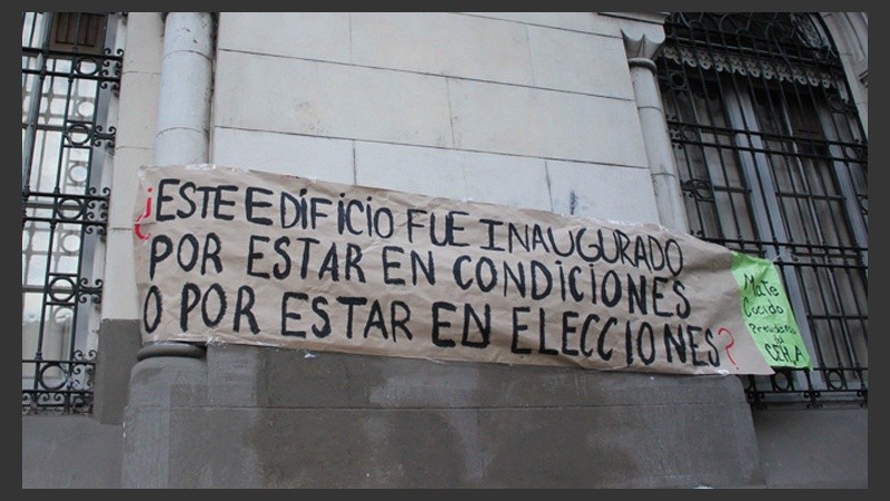 Uno de los carteles visto en la puerta de la institución. (Alan Monzón/Rosario3.com)