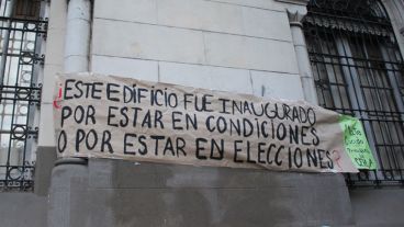 Uno de los carteles visto en la puerta de la institución. (Alan Monzón/Rosario3.com)