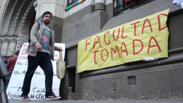 Estudiantes tomaron la Facultad de Humanidades y Artes tras el accidente que hirió a una mujer. (Alan Monzón/Rosario3.com)