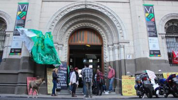 La sede de Humanidades fue foco de protestas de los estudiantes tras la caída del vidrio que hirió a la estudiante. (Rosario3.com)