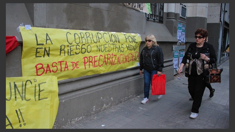 Varios carteles en la puerta de la Facultad por calle Entre Ríos. (Alan Monzón/Rosario3.com)
