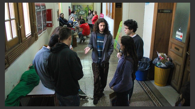 Los estudiantes tomaron la Facultad este miércoles tras la caida de un vidrio que mandó al hospital a una mujer. (Alan Monzón/Rosario3.com)