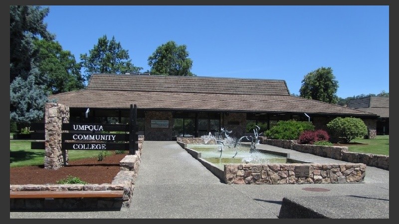 El centro de estudios superiores se ubica en la localidad de Roseburg.