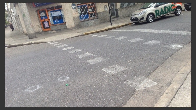 Las marcas de las balas quedaron en la calle. 