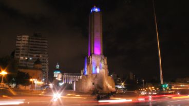 El Monumento de rosa para difundir la lucha contra el cáncer de mama. (Rosario3.com)