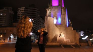 Algunas chicas se acercaron a tomar fotos con el Monumento de fondo. (Rosario3.com)