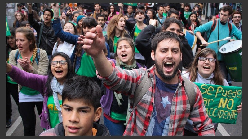 Los estudiantes de la Facultad de Humanidades marcharon hasta el rectorado de la Universidad Nacional de Rosario. (Alan Monzón/Rosario3.com)