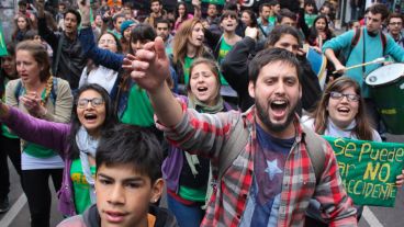 Los estudiantes de la Facultad de Humanidades marcharon hasta el rectorado de la Universidad Nacional de Rosario. (Alan Monzón/Rosario3.com)