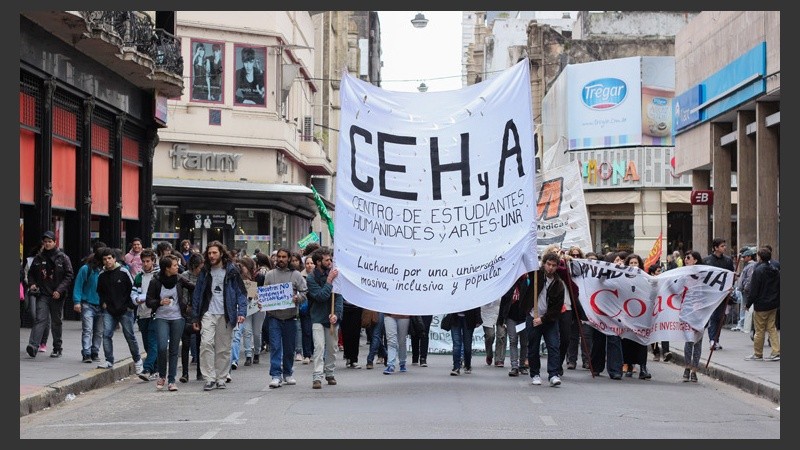 La marcha salió desde la Facultad de Humanidades en Entre Ríos al 700. (Alan Monzón/Rosario3.com)